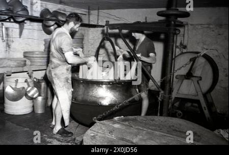 cuve à fromage à Alpe Plättele avec 2 laitiers Banque D'Images