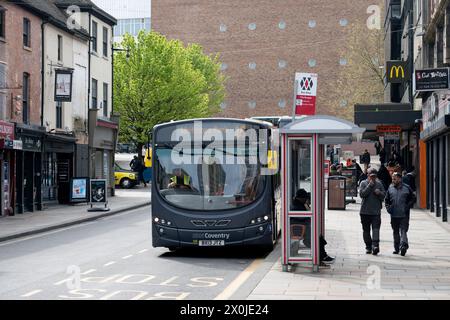 Service de bus National Express Coventry No. 15 dans le centre-ville de Coventry, West Midlands, Angleterre, Royaume-Uni Banque D'Images