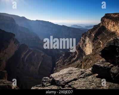 Oman, Al Hayl, aube au point de vue sur Jebel Shams, Banque D'Images