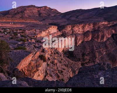 Oman, Al Hayl, aube au point de vue sur Jebel Shams, Banque D'Images