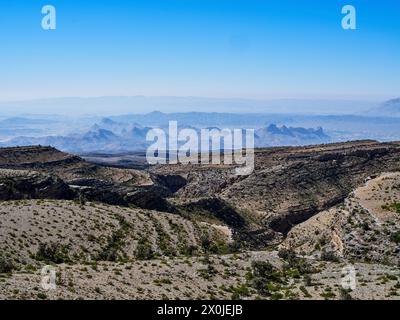 Oman, montagnes Hajar, vue du haut du col à Wadi Bani AWF sur les montagnes Hajar, Banque D'Images