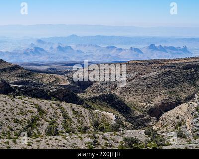 Oman, montagnes Hajar, vue du haut du col à Wadi Bani AWF sur les montagnes Hajar, Banque D'Images