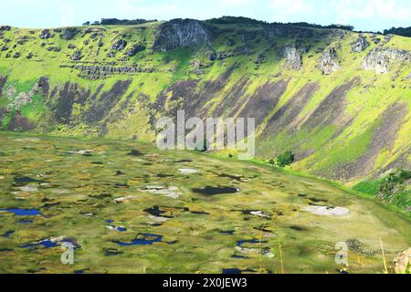 Incroyable cratère Lac du volcan Rano Kau vue du village cérémonial Orongo sur l'île de Pâques, Chili, Amérique du Sud Banque D'Images
