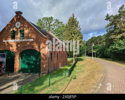 Vue de la piste cyclable sur la digue de Prerow à la station de sauvetage en mer, qui est logée dans l'ancien hangar de sauvetage et est une base pour les volontaires, Prerow, Mecklembourg-Poméranie occidentale, Allemagne Banque D'Images