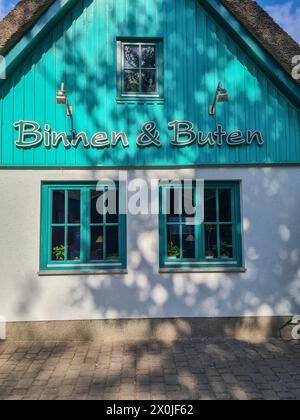 Le restaurant Binnen und Buten au croisement principal de l'embarcadère dans la station balnéaire de Prerow, Fischland Darß, Mecklembourg-Poméranie occidentale, Allemagne Banque D'Images