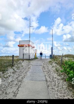 Un vacancier se tient à la montre DLRG à la transition vers la mer et donne sur la mer Baltique, Prerow, Fischland Darss, Mecklembourg-Poméranie occidentale, Allemagne Banque D'Images