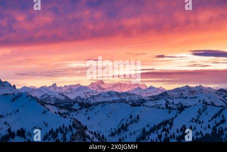 Couleurs intenses après le coucher du soleil dans un paysage de montagne hivernal. Vue de Sedererstuiben sur Bregenzerwald à Schesaplana. Bavière, Allemagne, Voralberg, Autriche Banque D'Images