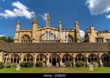 Le cloître et la chapelle du New College, Université d'Oxford, Oxfordshire, Angleterre, Grande-Bretagne, Europe Banque D'Images