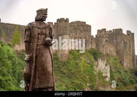 Statue du roi Henri VII devant le château de Pembroke, Pembroke, pays de Galles, Grande-Bretagne, Europe Banque D'Images