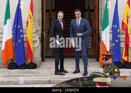 Le Taoiseach Simon Harris (à gauche) accueille le premier ministre espagnol Pedro Sanchez dans les bâtiments du gouvernement à Dublin. Date de la photo : vendredi 12 avril 2024. Banque D'Images