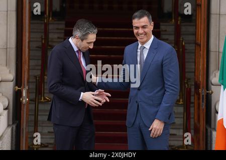 Le Taoiseach Simon Harris (à gauche) accueille le premier ministre espagnol Pedro Sanchez dans les bâtiments du gouvernement à Dublin. Date de la photo : vendredi 12 avril 2024. Banque D'Images