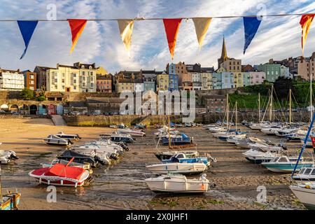 Vue sur la ville avec le port à marée basse, Tenby, pays de Galles, Grande-Bretagne, Europe Banque D'Images