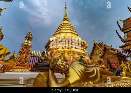 Bouddha couché et Chedi doré du temple bouddhiste complexe Wat Phra That Doi Suthep, point de repère de Chiang Mai, Thaïlande, Asie Banque D'Images