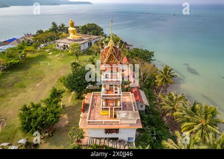 Le grand Bouddha de Wat Ao Salat dans le village de pêcheurs de Ban Ao Salad vu des airs, île de Ko Kut ou île de Koh Kood dans le golfe de Thaïlande, en Asie Banque D'Images