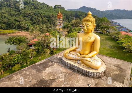 Le grand Bouddha de Wat Ao Salat dans le village de pêcheurs de Ban Ao Salad vu des airs, île de Ko Kut ou île de Koh Kood dans le golfe de Thaïlande, en Asie Banque D'Images