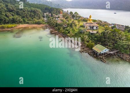 Le grand Bouddha de Wat Ao Salat dans le village de pêcheurs de Ban Ao Salad vu des airs, île de Ko Kut ou île de Koh Kood dans le golfe de Thaïlande, en Asie Banque D'Images