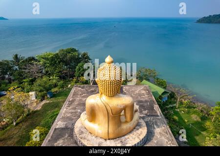 Le grand Bouddha de Wat Ao Salat dans le village de pêcheurs de Ban Ao Salad vu des airs, île de Ko Kut ou île de Koh Kood dans le golfe de Thaïlande, en Asie Banque D'Images