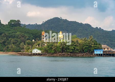 Village de pêcheurs Ban Ao Salad et le grand Bouddha de Wat Ao Salat sur l'île de Ko Kut ou Koh Kood dans le golfe de Thaïlande, en Asie Banque D'Images