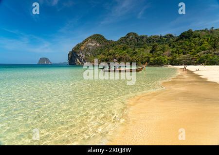 Sur Farang ou Charlie Beach sur l'île de Koh Mook dans la mer d'Andaman, Thaïlande, Asie Banque D'Images