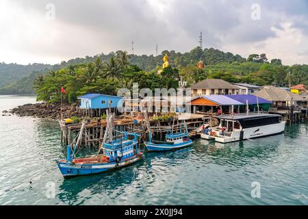Village de pêcheurs Ban Ao Salad et le grand Bouddha de Wat Ao Salat sur l'île de Ko Kut ou Koh Kood dans le golfe de Thaïlande, en Asie Banque D'Images