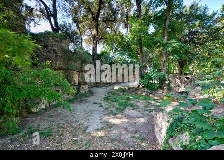 Chäteau Val Seille, parc, tour de ville, Courthezon, Vaucluse, Provence-Alpes-Cote d'Azur, France, Europe, Banque D'Images