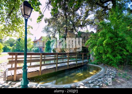 Chäteau Val Seille, cascade, parc, façade de maison, architecture, City Walk, Courthezon, Vaucluse, Provence-Alpes-Côte d'Azur, France, Europe, Banque D'Images