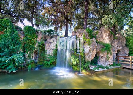 Chäteau Val Seille, cascade, parc, promenade en ville, Courthezon, Vaucluse, Provence-Alpes-Côte d'Azur, France, Europe, Banque D'Images