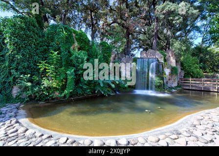 Chäteau Val Seille, cascade, parc, promenade en ville, Courthezon, Vaucluse, Provence-Alpes-Côte d'Azur, France, Europe, Banque D'Images