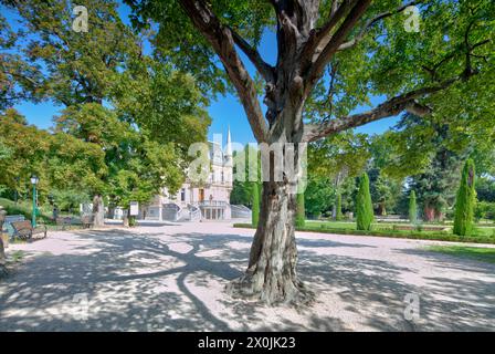 Chäteau Val Seille, parc, tour de ville, Courthezon, Vaucluse, Provence-Alpes-Cote d'Azur, France, Europe, Banque D'Images