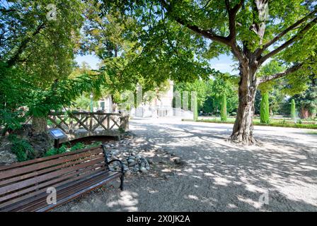 Chäteau Val Seille, parc, tour de ville, Courthezon, Vaucluse, Provence-Alpes-Cote d'Azur, France, Europe, Banque D'Images