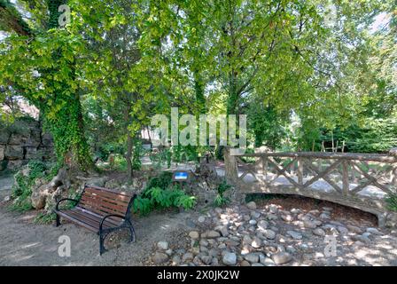 Chäteau Val Seille, parc, tour de ville, Courthezon, Vaucluse, Provence-Alpes-Cote d'Azur, France, Europe, Banque D'Images