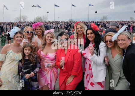 12 avril 2024 ; hippodrome d'Aintree, Aintree, Merseyside, Angleterre : 2024 Grand National Festival Day 2 ; les coureurs posent pour une photo pendant la Ladies Day, jour 2 du festival Banque D'Images