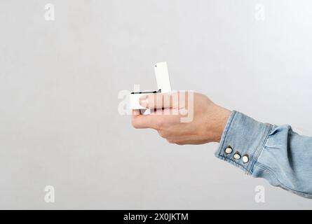 Homme proposant le mariage à la petite amie avec la boîte de bague dans ses mains Banque D'Images