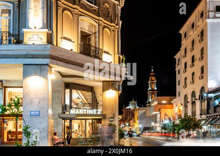 Vue nocturne du Café Martinez sur la Plaza 9 de Julio, Salta, Province de Salta, Argentine. Banque D'Images