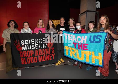 Londres, Royaume-Uni. 12 avril 2024. Le diffuseur et écologiste CHRIS PACKHAM se joint aux jeunes activistes climatiques et scientifiques occupant le Musée des Sciences pour protester contre le parrainage de la nouvelle galerie Energy Revolution par le producteur de charbon et fabricant d'armes indien Adani. Les activistes de la Fossil Free Science Museum Coalition accusent Adani d'utiliser le parrainage du musée pour "greenwash" son image. Crédit : Ron Fassbender/Alamy Live News Banque D'Images