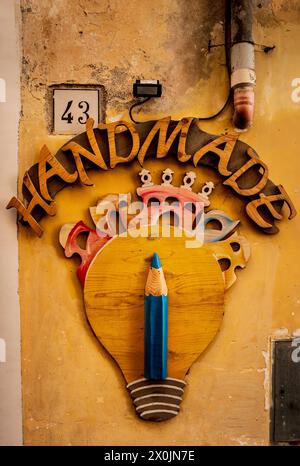 Signe sur un mur dans la ville pittoresque de Procida dans la baie de Naples, Italie Banque D'Images