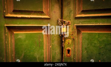 Cadenas sur les portes à Procida, Italie Banque D'Images