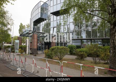 Le 12 avril 2024, la police berlinoise est intervenue pour arrêter le très controversé "Congrès palestinien" après la diffusion d'un message vidéo de l'activiste palestinien Salman Abu Sitta. Abu Sitta, qui est interdit d'entrer en Allemagne, aurait déclaré dans un blog plus tôt cette année qu'il aurait participé à une attaque du Hamas s'il avait été plus jeune. Le congrès, qui devait se tenir du vendredi au dimanche dans un complexe commercial Tempelhof, a commencé sous la devise « nous accusons ». Les organisateurs n'ont révélé le lieu que lors d'une conférence de presse matinale. Jusqu'à 1 000 participants étaient attendus à l'événement de trois jours, qui Banque D'Images