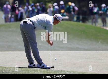 Augusta, États-Unis. 12 avril 2024. Lucas Glover lance un putt sur le troisième trou de la deuxième manche du tournoi Masters à Augusta National Golf Club à Augusta, Géorgie, le vendredi 12 avril 2024. Photo de Tannen Maury/UPI crédit : UPI/Alamy Live News Banque D'Images