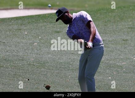 Augusta, États-Unis. 12 avril 2024. Tony Finau se lance dans le troisième green lors de la deuxième manche du tournoi Masters à Augusta National Golf Club à Augusta, en Géorgie, le vendredi 12 avril 2024. Photo de Tannen Maury/UPI crédit : UPI/Alamy Live News Banque D'Images