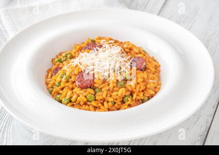 Portion de risotto avec saucisse chorizo et petits pois Banque D'Images