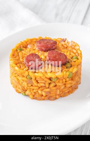 Portion de risotto avec saucisse chorizo et petits pois Banque D'Images