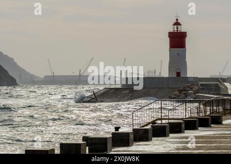 Le phare rouge du quai de Noël sur le brise-lames pour la défense contre le vent du sud-est de la baie dans le port de Carthagène, Espagne, Europe Banque D'Images