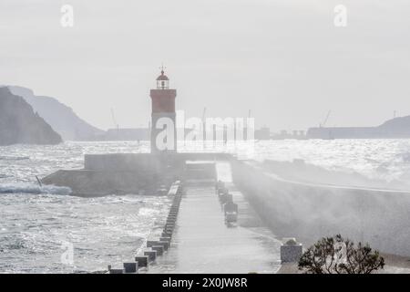 Le phare rouge du quai de Noël sur le brise-lames pour la défense contre le vent du sud-est de la baie dans le port de Carthagène, Espagne, Europe Banque D'Images