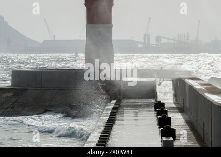 Le phare rouge du quai de Noël sur le brise-lames pour la défense contre le vent du sud-est de la baie dans le port de Carthagène, Espagne, Europe Banque D'Images