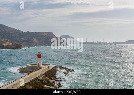 Le phare rouge du quai de Noël sur le brise-lames pour la défense contre le vent du sud-est de la baie dans le port de Carthagène, Espagne, Europe Banque D'Images