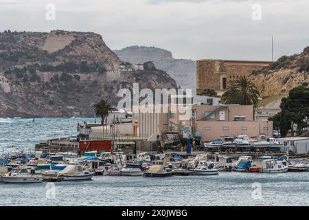 Bateaux sur les quais du port Club Nautico El Chalet avec le Fort Navidad en arrière-plan, ville de Carthagène, région de Murcie, Espagne, Europe. Banque D'Images