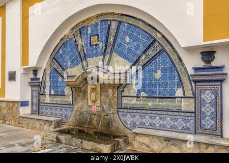 Fontaine du XVIIIe siècle installée par la Marine sur le mur de l'Arsenal et décorée de tuiles polychromes et de bancs attachés. Carthagène, Murcie, Espagne. Banque D'Images