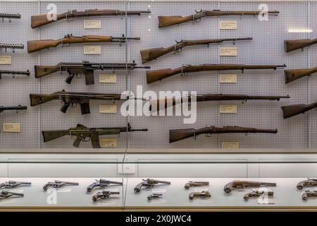 Evolución histórica de las armas portátiles fules y pistolas en los buques de guerra de la Armada Española en el famoso museo naval de Cartagena. Banque D'Images