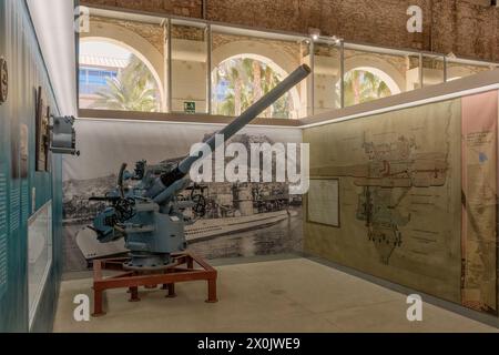 Rheinmetall Borsig 8,8 cm 45 SK c/35 fabricant de canons d'armes allemandes dans l'exposition du Musée naval dans la ville de Carthagène, Espagne. Banque D'Images
